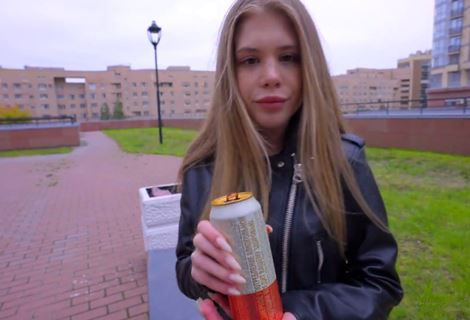 Офигевшая красотка без комплексов вывалила парню на первом свидании и потянула ебаться