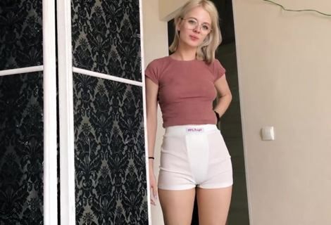 Попросил у сестры услугу соснуть с бонусом, так как дикий стояк в трусах уже даже болит