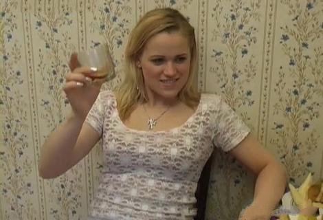 Так напоил старую знакомую после долгой разлуки, что она уже не хозяйка своей пизде